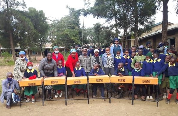 Die Schüler der Primare School im Kiambogo freuen sich über neue Tische.